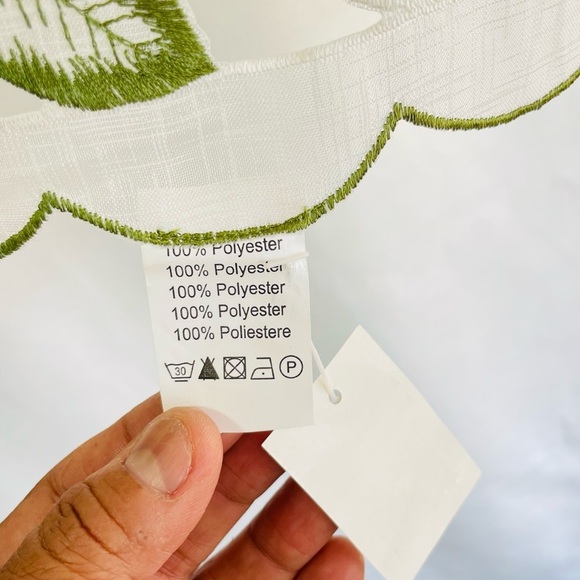 EMBROIDERED TABLECLOTH centerpiece on thick polyester roses 2’9” - Picture 5 of 7